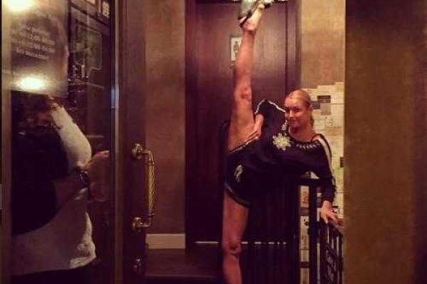 Волочкова в ресторане разбила ногой люстру Волочкова в ресторане разбила ногой люстру