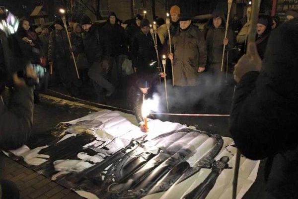 В Киеве участники факельного шествия требовали отставки Шокина В Киеве участники факельного шествия требовали отставки Шокина