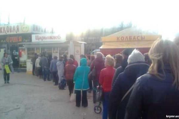 В Севастополе образовались огромные очереди за продуктами В Севастополе образовались огромные очереди за продуктами