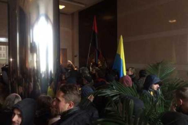 В Киеве участники Вече ворвались в офис Ахметова  В Киеве участники Вече ворвались в офис Ахметова