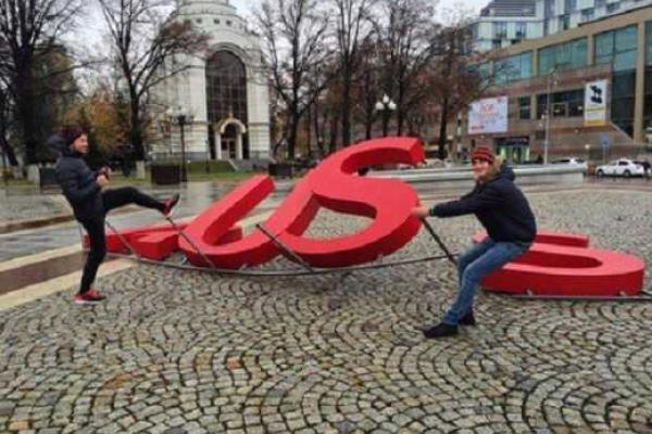 В Калининграде шторм уничтожил надпись "Russian" на "US", - очевидцы В Калининграде шторм уничтожил надпись "Russian" на "US", - очевидцы