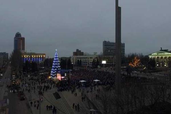 В Донецке сегодня прошло открытие главной елки. Фото В Донецке сегодня прошло открытие главной елки. Фото