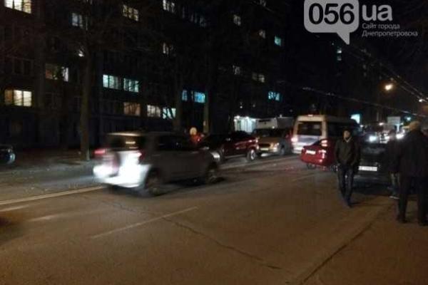 В Днепропетровске напротив университета столкнулись два авто. Фото В Днепропетровске напротив университета столкнулись два авто. Фото
