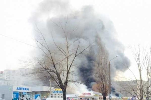На рынке Одессы разбушевался огонь. Люди на месте помогают тушить огонь На рынке Одессы разбушевался огонь. Люди на месте помогают тушить огонь