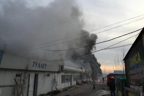 На рынке Одессы разбушевался огонь. Люди на месте помогают тушить огонь На рынке Одессы разбушевался огонь. Люди на месте помогают тушить огонь