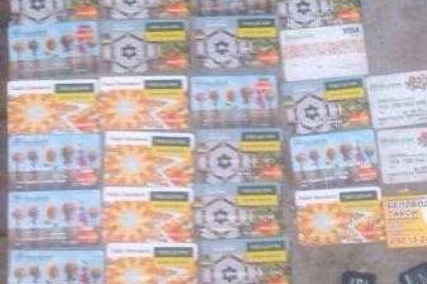 У жительницы Луганска на пропускном пунке нашли 48 банковских карт «Сбербанка» У жительницы Луганска на пропускном пунке нашли 48 банковских карт «Сбербанка»