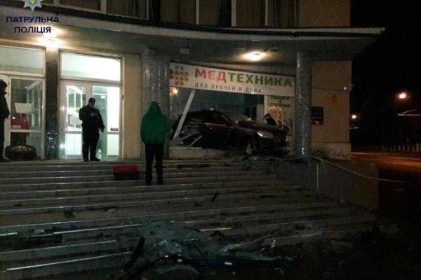 В Одессе уходящий от полицейской погони внедорожник влетел в магазин «Медтехники» В Одессе уходящий от полицейской погони внедорожник влетел в магазин «Медтехники»