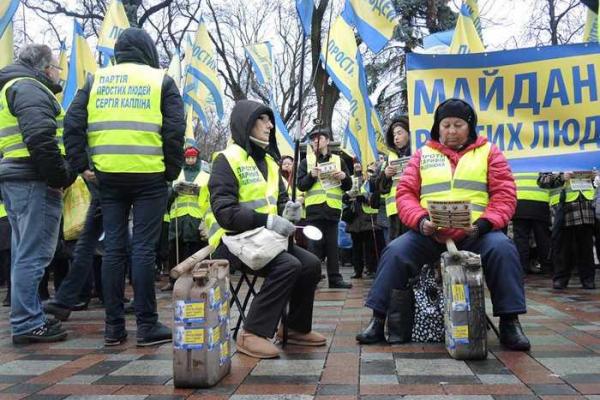 Под Верховной Радой украинцы устроили митинг за отставку Яценюка Под Верховной Радой украинцы устроили митинг за отставку Яценюка