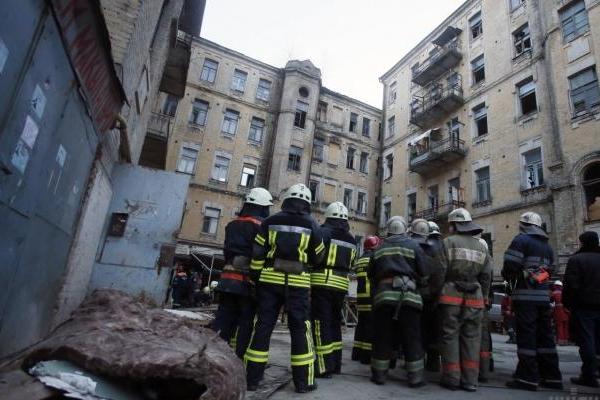 Три грузовика мусора вывезли с места обрушения дома в Киеве Три грузовика мусора вывезли с места обрушения дома в Киеве