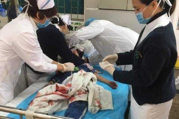 В Китае неизвестный мужчина напал на школьников, ранил 7 детей (18+)