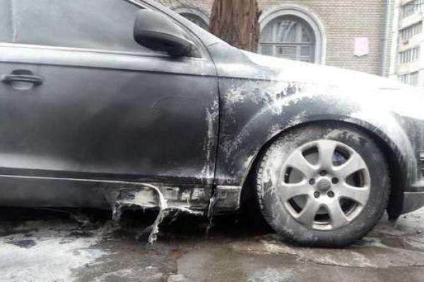 В Киеве подожгли автомобиль правозащитнику Андрею Федуру В Киеве подожгли автомобиль правозащитнику Андрею Федуру
