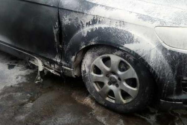В Киеве подожгли автомобиль правозащитнику Андрею Федуру В Киеве подожгли автомобиль правозащитнику Андрею Федуру
