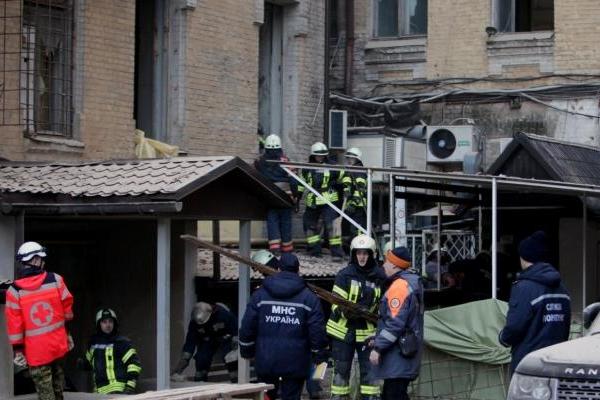 Три грузовика мусора вывезли с места обрушения дома в Киеве Три грузовика мусора вывезли с места обрушения дома в Киеве