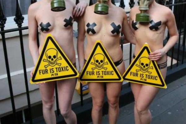 В Лондоне обнаженные модели в противогазах устроили акцию протеста В Лондоне обнаженные модели в противогазах устроили акцию протеста