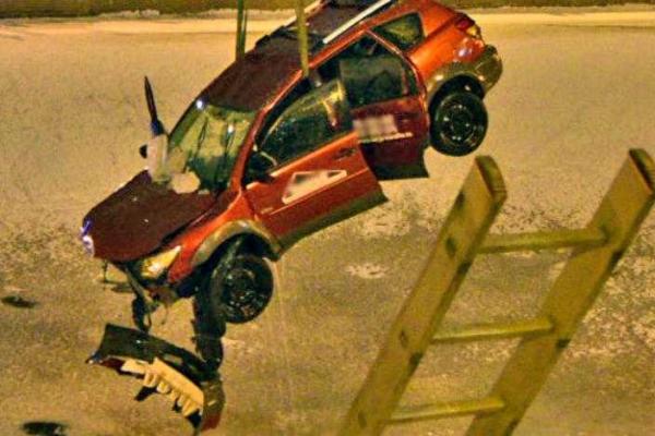 В Санкт-Петербурге автомобиль с двумя людьми вылетел на лед Фонтанки и затонул В Санкт-Петербурге автомобиль с двумя людьми вылетел на лед Фонтанки и затонул
