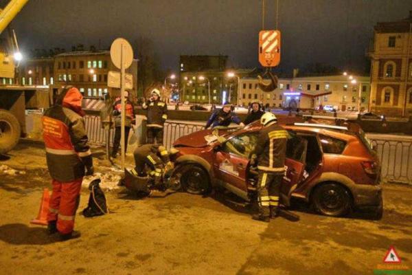 В Санкт-Петербурге автомобиль с двумя людьми вылетел на лед Фонтанки и затонул В Санкт-Петербурге автомобиль с двумя людьми вылетел на лед Фонтанки и затонул