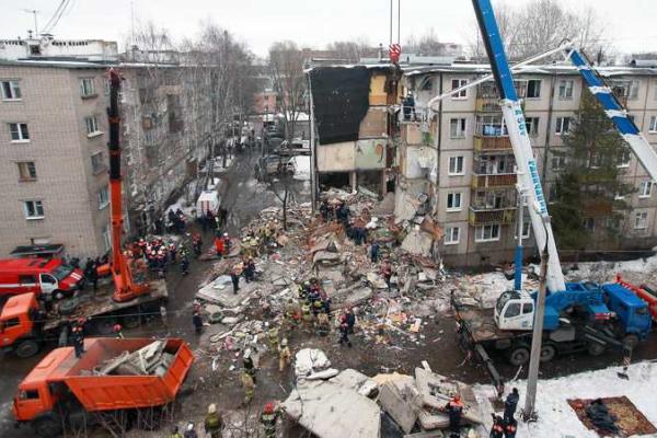 В Сети появились первые кадры с места обрушения дома в Ярославле В Сети появились первые кадры с места обрушения дома в Ярославле