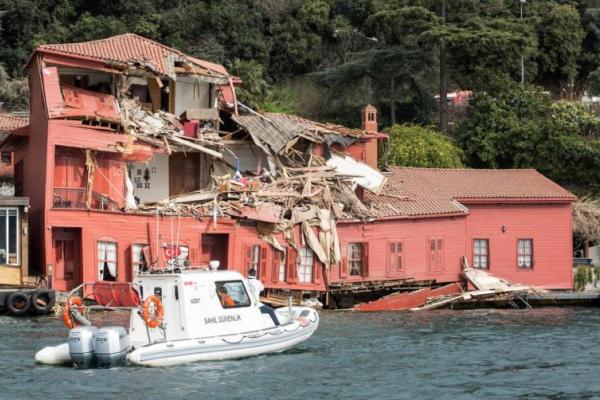 В Турции огромный сухогруз с украинским зерном врезался в исторический особняк, опубликовано видео