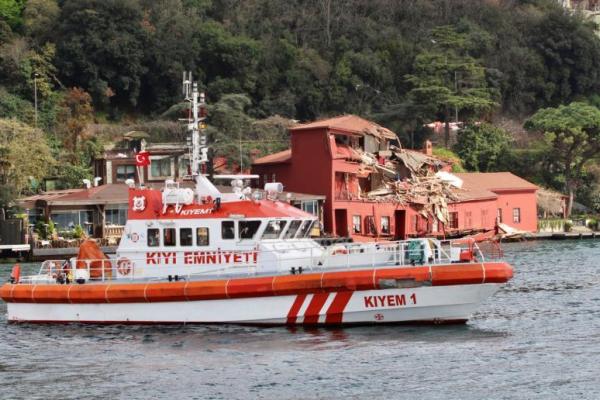 В Турции огромный сухогруз с украинским зерном врезался в исторический особняк, опубликовано видео