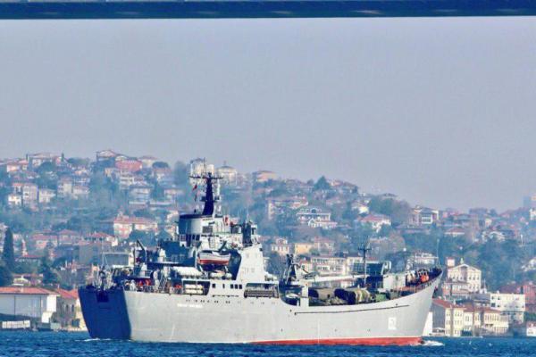 Россия отправила в Сирию десантный корабль и паром, груженые доверху военной техникой 