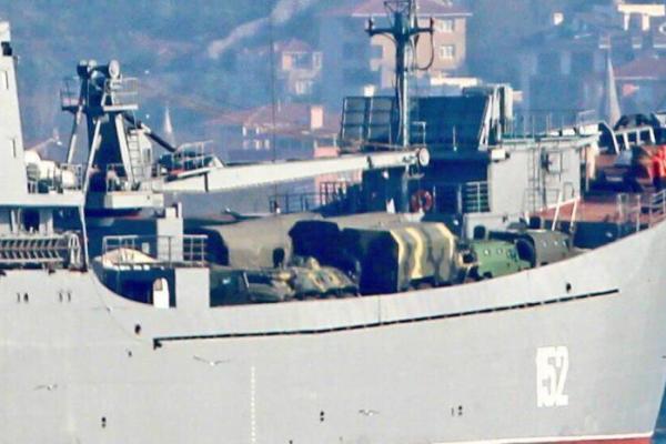 Россия отправила в Сирию десантный корабль и паром, груженые доверху военной техникой 