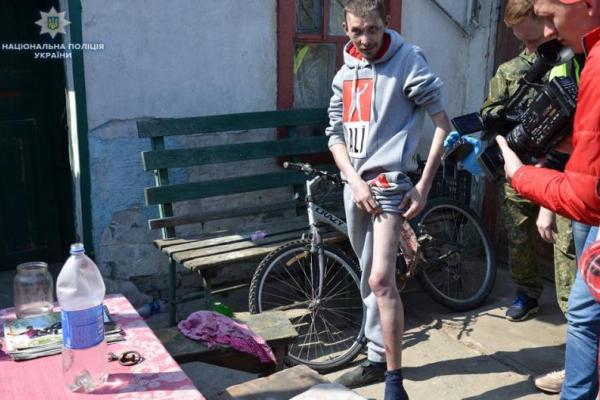"Держал на цепи и заставлял работать": на Луганщине мужчина истязал подсобных рабочих "Держал на цепи и заставлял работать": на Луганщине мужчина истязал подсобных рабочих