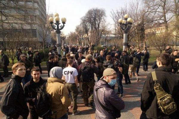 В Киеве возле памятника Ватутину произошла драка, опубликовано видео В Киеве возле памятника Ватутину произошла драка, опубликовано видео