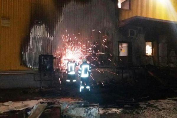 В Запорожье ночью загорелся супермаркет В Запорожье ночью загорелся супермаркет