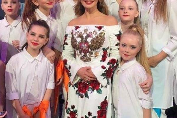 Любимая гимнастка Путина "засветилась" в очень несуразном платье Любимая гимнастка Путина "засветилась" в очень несуразном платье