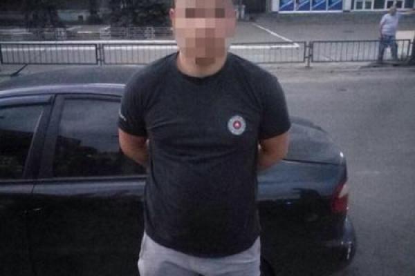 В Киеве водитель автомобиля Volkswagen избил полицейского бейсбольной битой В Киеве водитель автомобиля Volkswagen избил полицейского бейсбольной битой