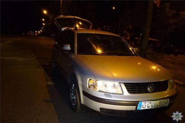 В Киеве водитель автомобиля Volkswagen избил полицейского бейсбольной битой В Киеве водитель автомобиля Volkswagen избил полицейского бейсбольной битой