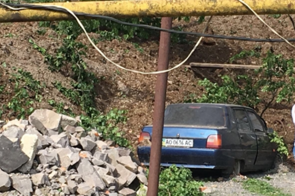 На Закарпатье оползень разрушил два дома и автомобиль, фото и видео с места событий На Закарпатье оползень разрушил два дома и автомобиль, фото и видео с места событий