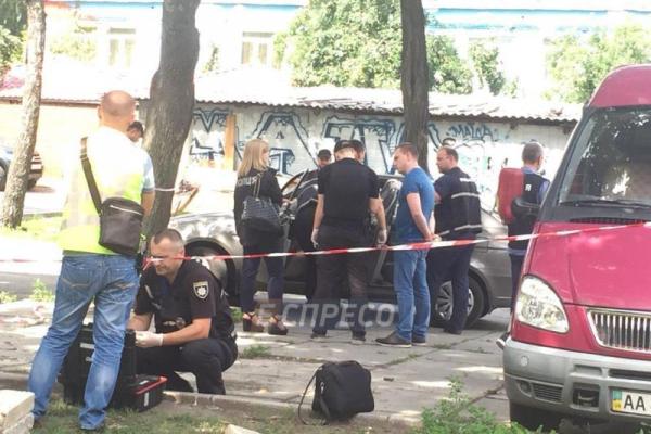 Установлена личность убитого мужчины в Киеве: первые кадры с места происшествия Установлена личность убитого мужчины в Киеве: первые кадры с места происшествия