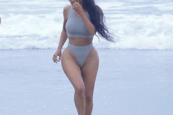 Папарацци подловили Кардашян на пляже во время тренировки Папарацци подловили Кардашян на пляже во время тренировки