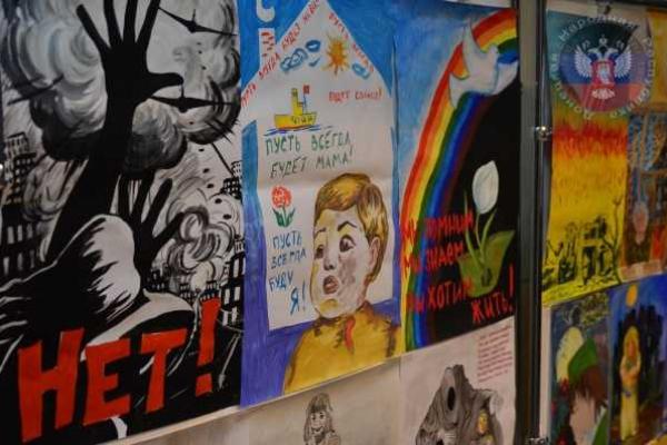 Киев и "ДНР" показывают плакаты и рисунки о войне