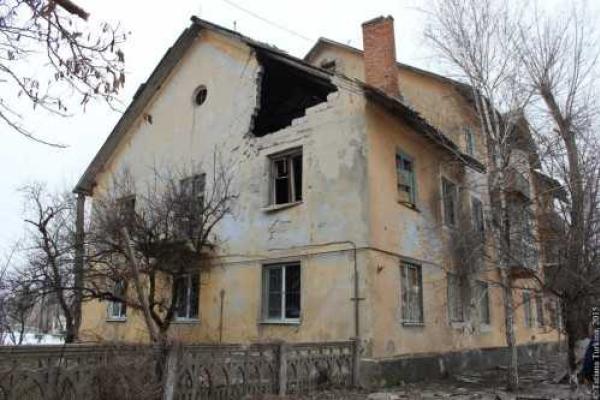 Жители Счастья фотографируют поврежденные снарядами жилые дома Жители Счастья фотографируют поврежденные снарядами жилые дома