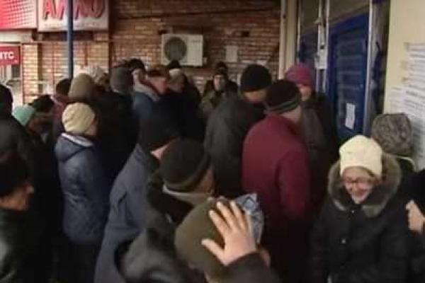 В Дебальцево огромные очереди за продуктами по талонам В Дебальцево огромные очереди за продуктами по талонам