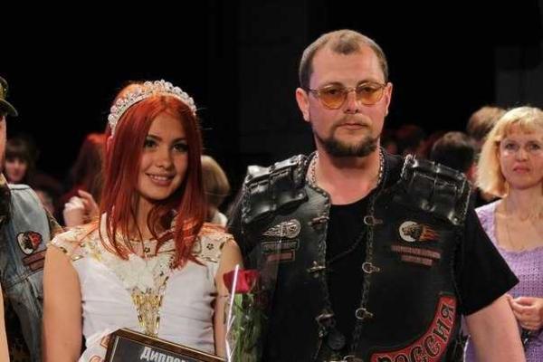 Из красавиц самопровозглашенной "ЛНР" сделали флаг Из красавиц самопровозглашенной "ЛНР" сделали флаг