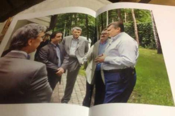 В сети выложили фото из книги Януковича, гонорары которого составляют 16 млн В сети выложили фото из книги Януковича, гонорары которого составляют 16 млн
