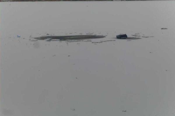 В Рубежном любитель зимней ловли провалился с велосипедом под лед. Сотрудники МЧС достали труп на следующий день