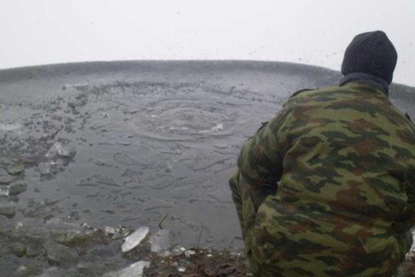 В Рубежном любитель зимней ловли провалился с велосипедом под лед. Сотрудники МЧС достали труп на следующий день