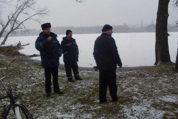 В Рубежном любитель зимней ловли провалился с велосипедом под лед. Сотрудники МЧС достали труп на следующий день
