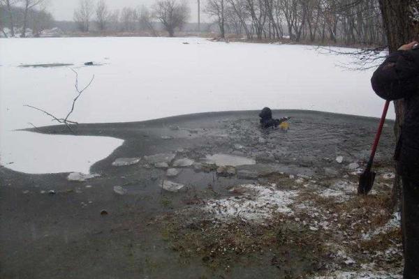 В Рубежном любитель зимней ловли провалился с велосипедом под лед. Сотрудники МЧС достали труп на следующий день