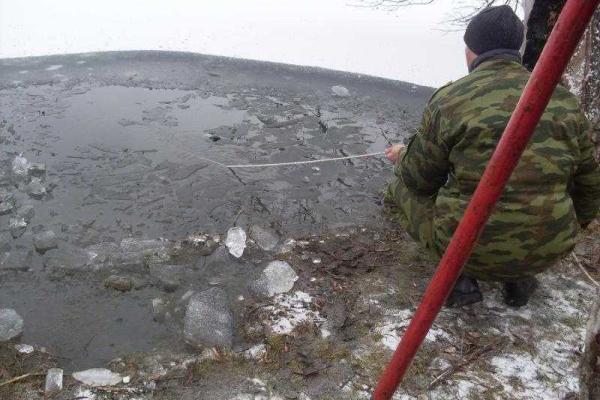 В Рубежном любитель зимней ловли провалился с велосипедом под лед. Сотрудники МЧС достали труп на следующий день