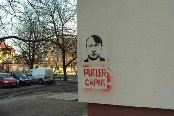 В Симферополе появились изображения Путина в виде Гитлера В Симферополе появились изображения Путина в виде Гитлера