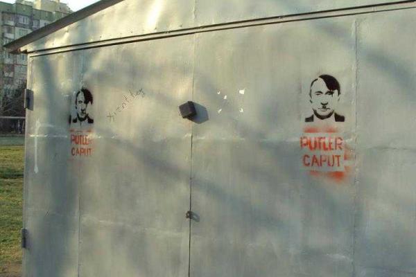 В Симферополе появились изображения Путина в виде Гитлера В Симферополе появились изображения Путина в виде Гитлера