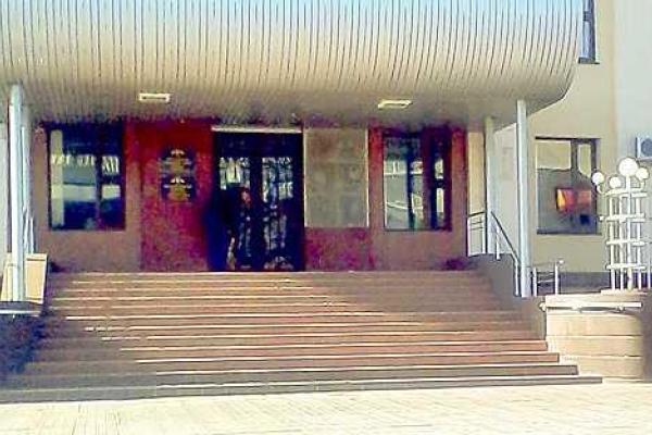 Луганщина: С Лисичанской мэрии упали вывески Луганщина: С Лисичанской мэрии упали вывески