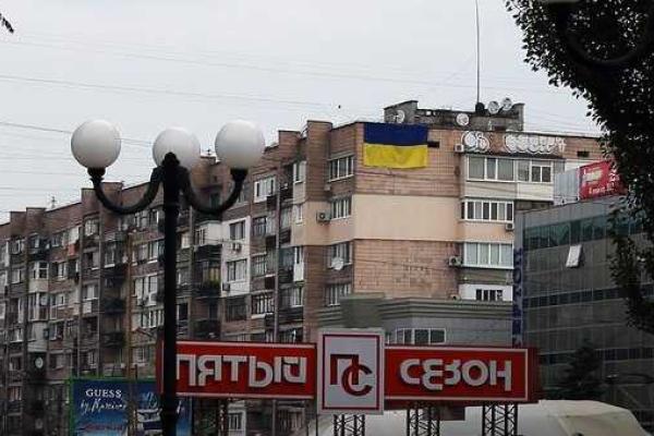 В центре Луганска вывесили сине-желтый флаг Украины В центре Луганска вывесили сине-желтый флаг Украины