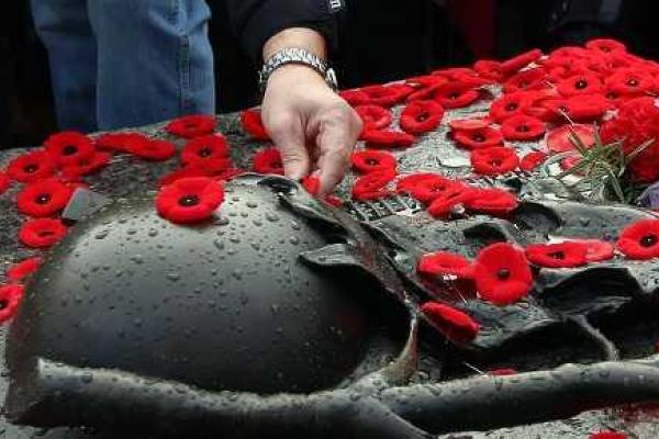 В Украине новый символ Победы. Вместо георгиевских лент - красные маки