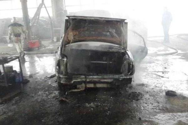 В Черкасской области за стуки сгорело два автомобиля В Черкасской области за стуки сгорело два автомобиля